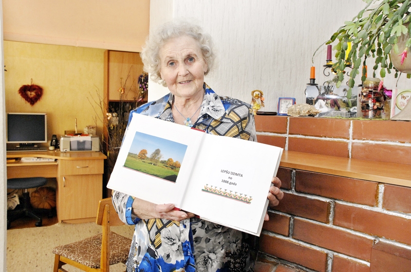 Ārija Lepse līdz savai 80. dzimšanas dienai apkopojusi un sakārtojusi dzimtas albumus. 
Autors: Ivars Bogdanovs