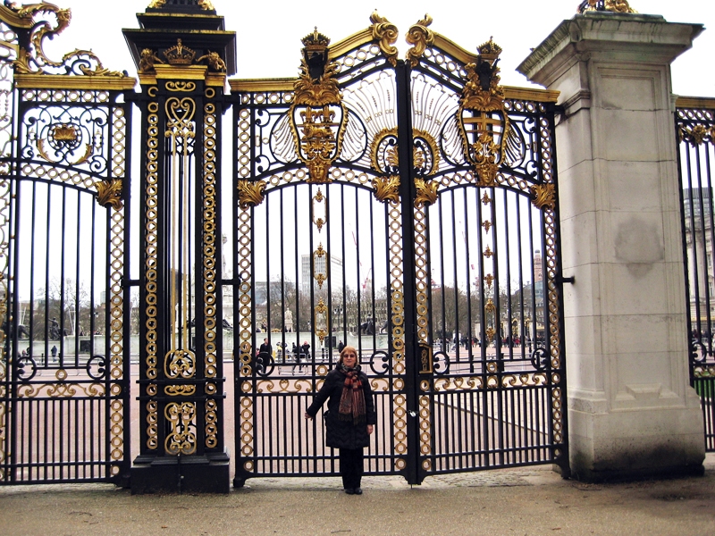 Raksta autore «klauvē» pie Bekingemas pils vārtiem. Kad karaliene atvaļinājumā, pils istabas un kabinetus var apskatīt tūristi.
Autors: Inga Muižniece