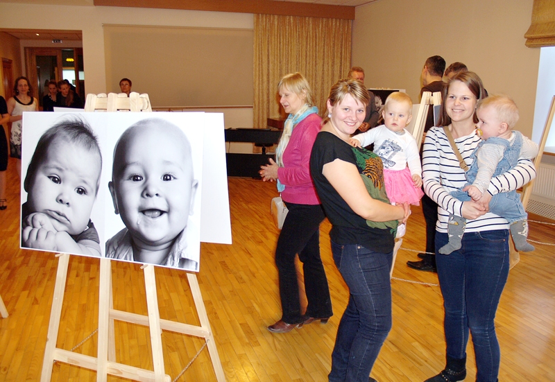 Jaunās māmiņas Kitija Cerusa ar meitiņu Sofiju Jaunzemi (no kreisās) un Laura Ansone ar Valteru bija aizkustinātas par izstādes dziļo vēstījumu.
Autors: Foto – Antra Ērgle