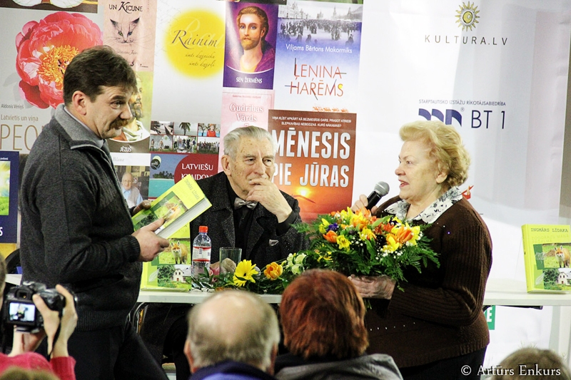 Aloīdai Baķei, Vecumnieku pagasta muzeja vadītājai, autors dāvināja vienu no savas grāmatas eksemplāriem.
Autors: Foto – Artūrs Enkurs