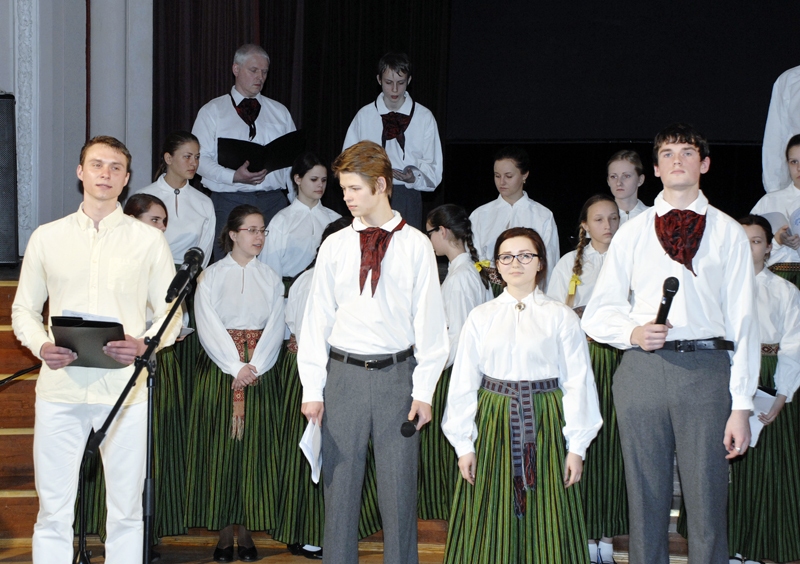 Viļa Plūdoņa dzeju runā aktieris Jēkabs Reinis (no kreisās), kā arī ģimnāzisti Andris Stāmers, Annija Augule un Mārtiņš Siliņš. 
Autors: Foto – Ivars Bogdanovs