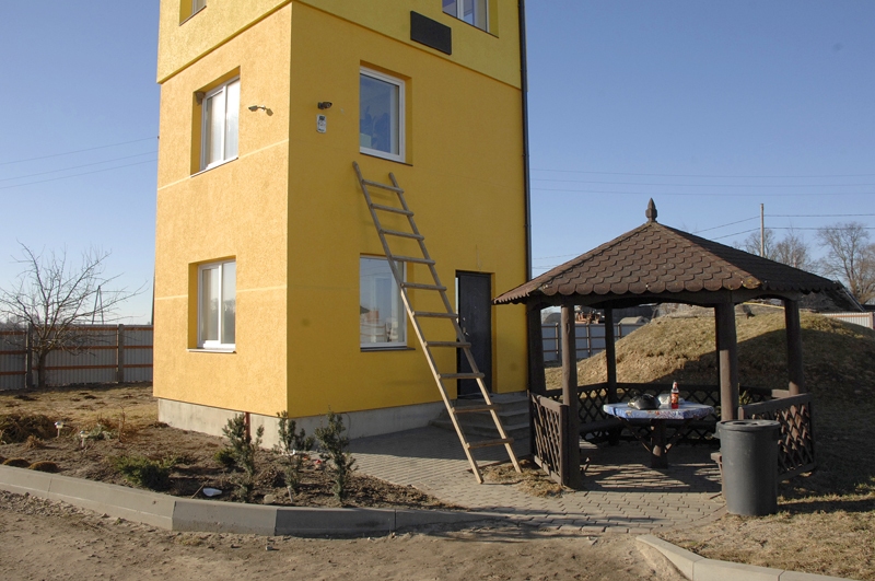 Uzņēmumā «Korn» zagļi uzdarbojušies 14. marta naktī. Vadītāja kabinetā otrajā stāvā viņi, iespējams, iekļuvuši pa trepēm.
Autors: Ivars Bogdanovs