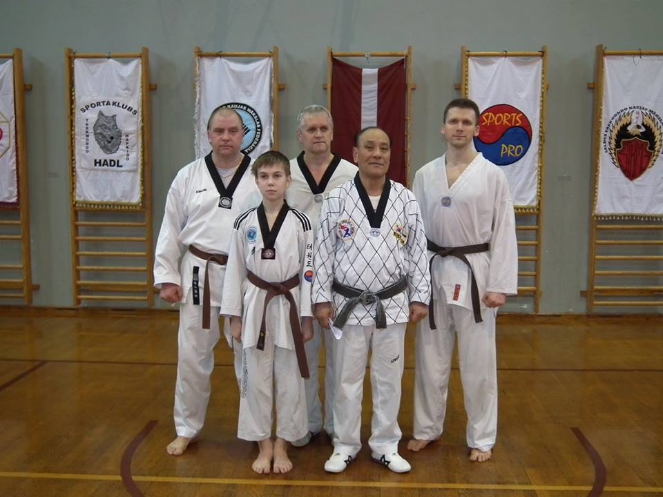 Guntis Macpans (no kreisās) un Jānis Klimovičs (trešais no kreisās) kopā ar Dai Džin Hvanu (otrais no labās). 
Autors: no S. Kirtovska albuma. 