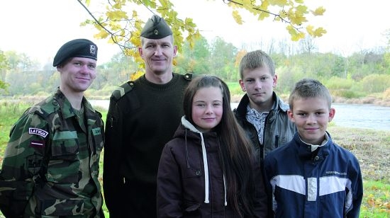 Kārlis Černajs (no kreisās) vēl Bauskas jaunsargos līdzās vienības vadītājam Zigurds Kalējam. Lai arī Kārlis vairs nav jaunsargs, viņš joprojām te gaidīts viesis.
Autors:  no 