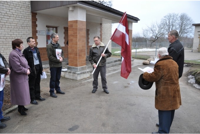Normunds Sakalovskis (ar karogu) Vecumniekos trešo gadu organizē piemiņas pasākumu leģionāriem. Attēlā redzams atceres brīdis 2012. gadā.
Autors:  no «Bauskas Dzīves» arhīva. 