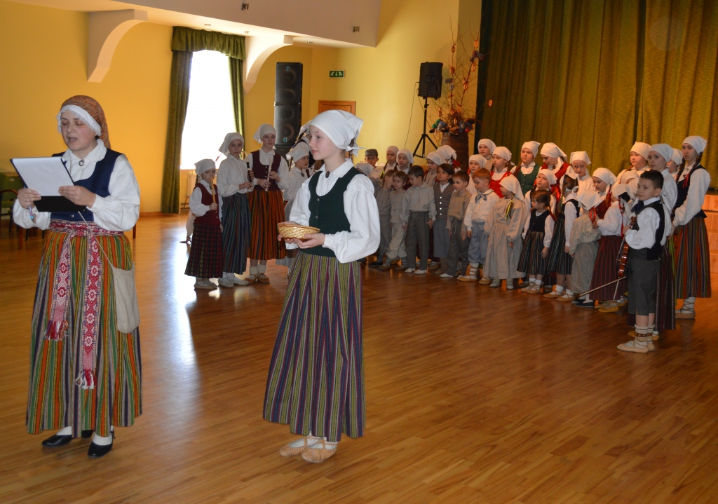 Bērnu un jauniešu folkloras kopas «Tarkšķi» vadītāja un pasākuma organizatore Kristīne Karele (no kreisās) sveic festivāla dalībniekus. 
Autors: Zane Gorškova