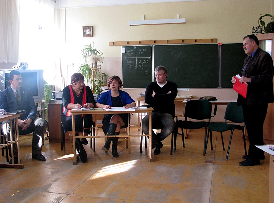 Mežgaļu pamatskolas direktors Jurijs Zeļčs (no labās) iepazīstina novada domes deputātus Mārtiņu Ružu, Initu Nagņibedu, Rudīti Čakāni un Arnoldu Jātnieku ar izglītības iestādes stiprajām pusēm. 
Autors: Vilnis Auzāns