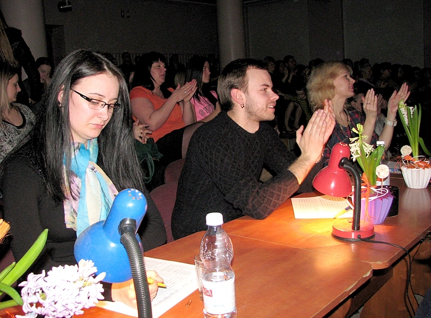 Konkursa «Bauskas balsis» pusfināla žūrija: Kristīne Brakše (no kreisās), Pēteris Upelnieks un Ilva Vansoviča. 

Autors: Vilnis Auzāns