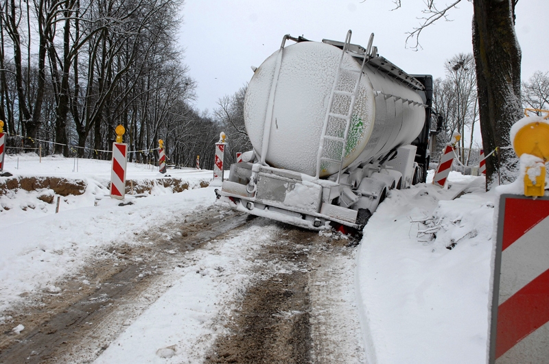 16. marts Bauskā, jaunbūvējamā aplī pie Mūsas tilta. No brauktuves noslīdējusi auto piekabe.
Autors: Ivars Bogdanovs