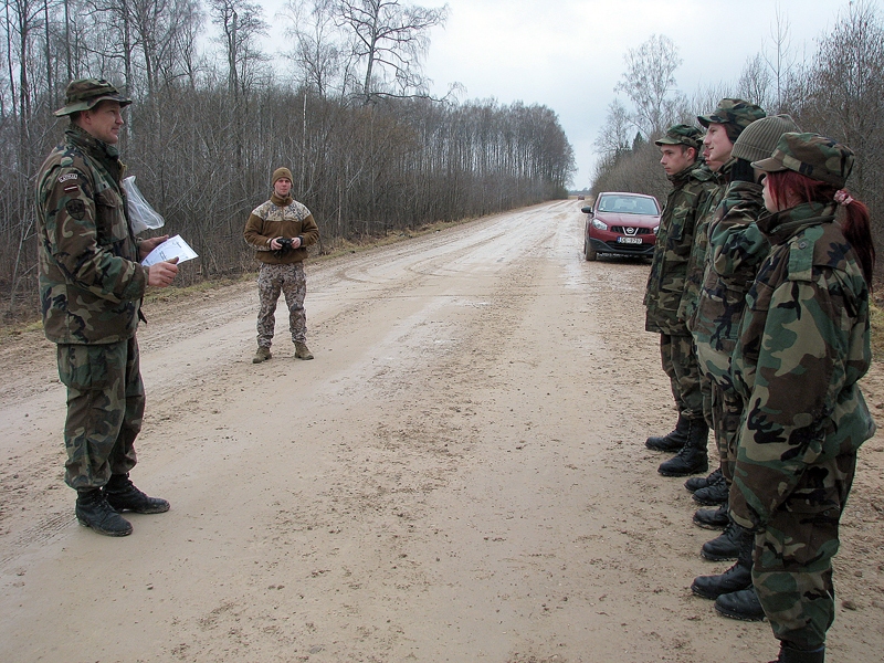 Bauskas 508. jaunsargu vienības vadītājs Zigurds Kalējs (no kreisās) skaidro uzdevumu vecākās grupas jaunsargiem. Viņam palīdz Nacionālo bruņoto spēku dižkareivis Kārlis Černajs. 
Autors: Vilnis Auzāns