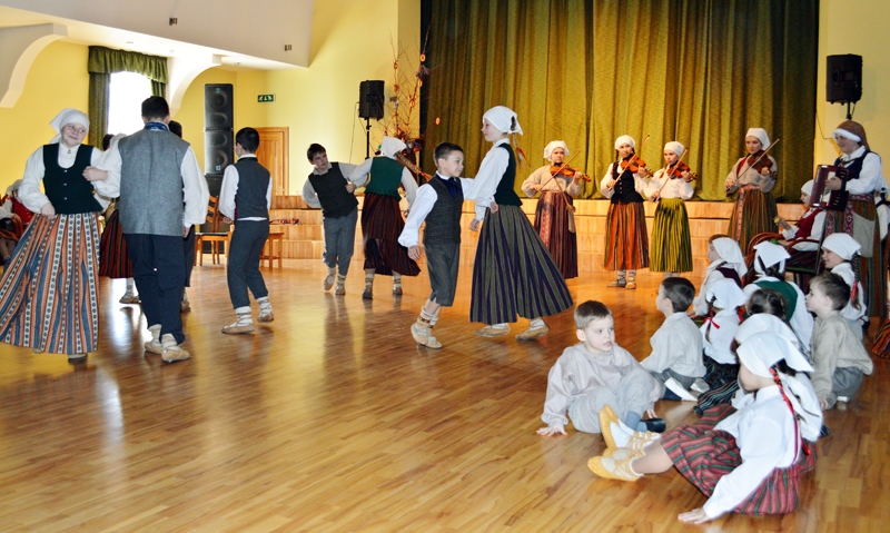 Folkloras kopa «Tarkšķi» ciemos uzņēma sešas bērnu folkloras kopas no Zemgales reģiona.
Autors: Foto – Zane Gorškova