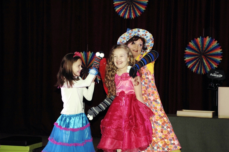 Laila Kirmuška, Latvijas Leļļu teātra aktrise, iesaistot bērnus, demonstrēja lelles. 
Autors: Foto – Ivars Bogdanovs