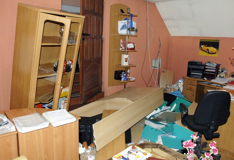 Grāmatvedes kabinets izdemolēts, pagaidām nav konstatēts, ka būtu nozagtas kādas vērtīgas mantas.
Autors: Ivars Bogdanovs