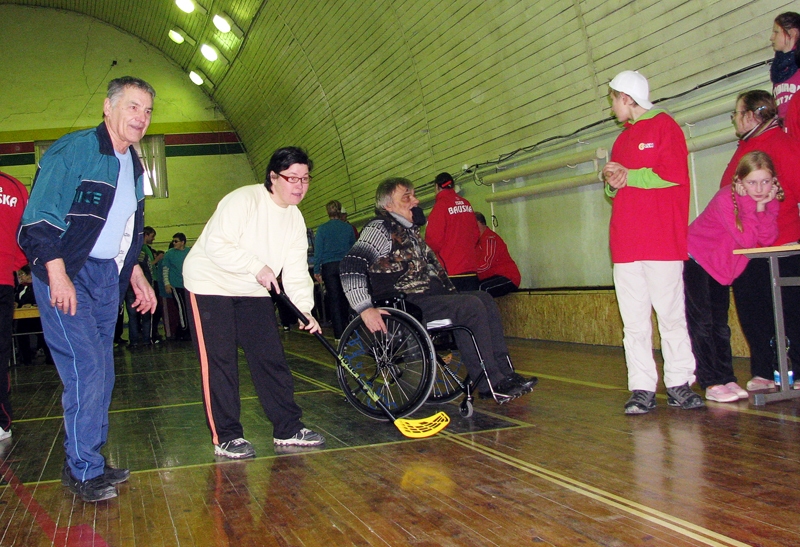 
Ernests Iļņickis (no kreisās) palīdzēja tiesāt sacensības, kurās uzdevumu izpildei nācās pielietot florbola spēles elementus.
Autors: Vilnis Auzāns