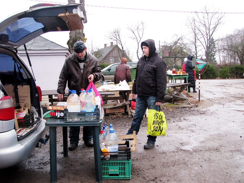 Titus Jakuška (no kreisās) uz tirgu atvedis bērzu un kļavu sulu. Mašīnas bagāžas nodalījumā ir nedaudz kartupeļu.
Autors: Vilnis Auzāns