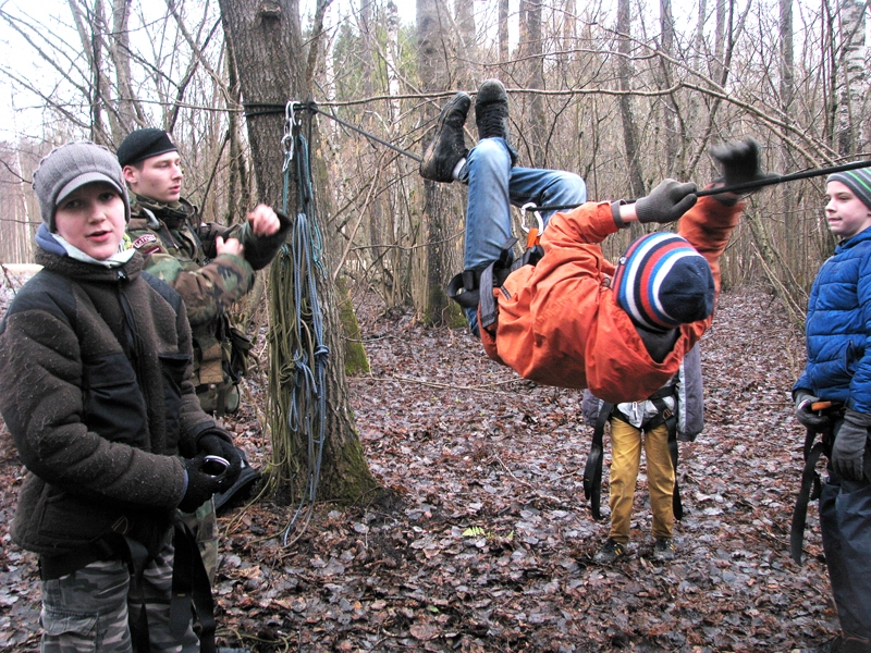 Šķēršļu pārvarēšana un citi dažādu grūtības pakāpju uzdevumi bija jāveic jaunsargiem.
Autors: Vilnis Auzāns