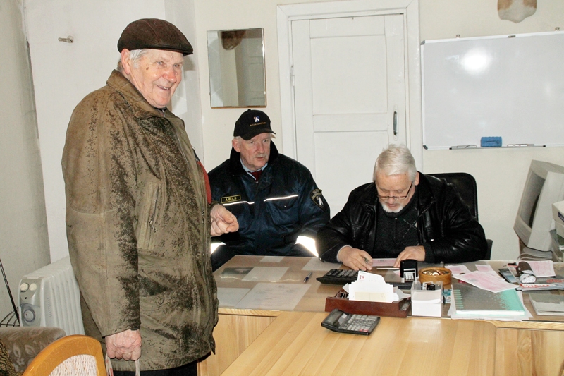 Reinholds Bogumirskis (no kreisās) ir apmierināts, ka šogad izdevies nopirkt licenci, ierodoties vēlāk. 
Autors: Uldis Varnevičs