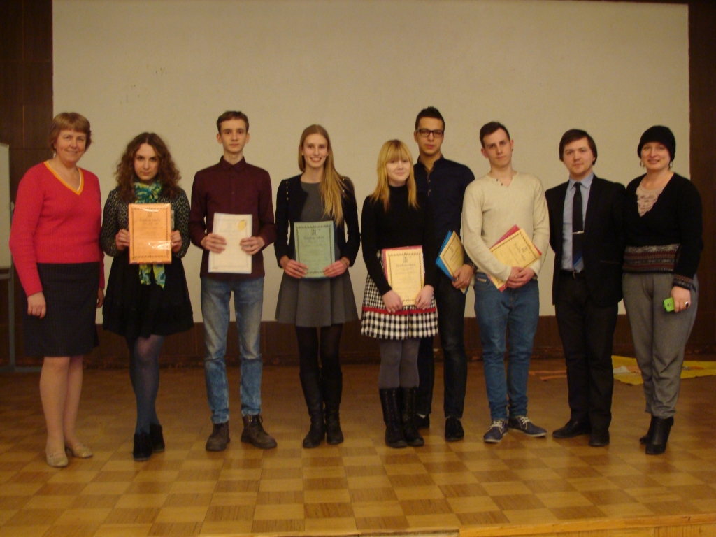 Pirmo vietu latviešu turnīrā ieguva Iecavas komanda: Kristīne Štrausa (trešā no labās), Eduards Cers un Raimonds Šebins. Pa kreisi 2. vietas ieguvēji no Rīgas Valsts 1. ģimnāzijas ar treneri. Pa labi Iecavas pedagoģe Vita Lauciņa-Veinere un Mihails Haļitovs.
Autors: no Debašu centra albuma