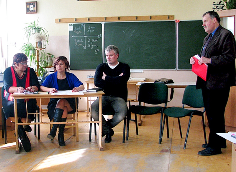 Jurijs Zeļčs (no labās), Mežgaļu pamatskolas direktors, iepazīstina novada domes deputātus Mārtiņu Ružu, Initu Nagņibedu un Rudīti Čakāni ar izglītības iestādes stiprajām pusēm. 
Autors: Foto – Vilnis Auzāns