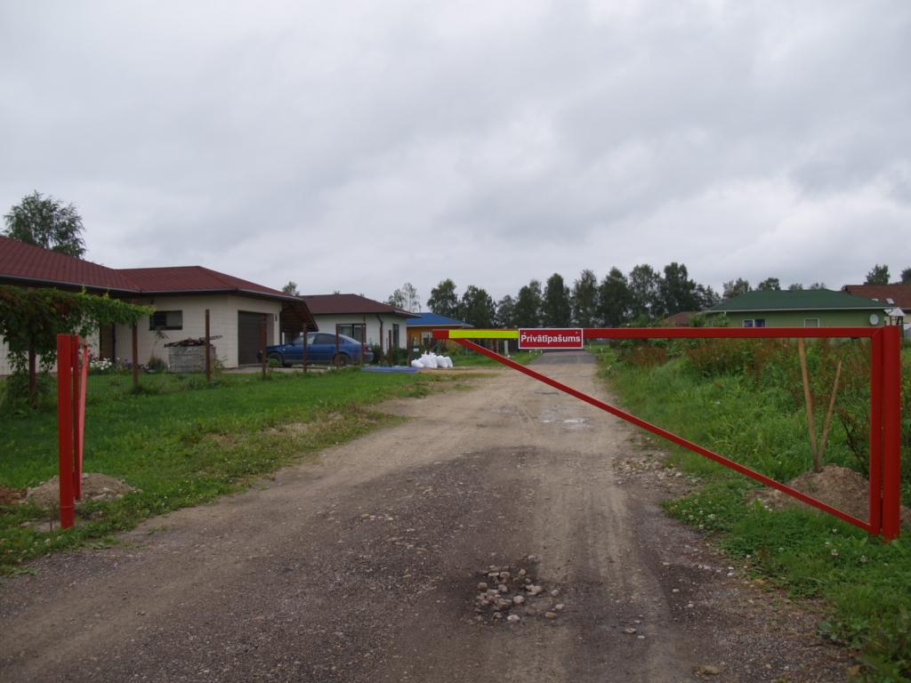 Privātā iela un norobežojošā barjera Iecavā, par ko ir radušās domstarpības.
Autors: no „Bauskas Dzīves” arhīva.