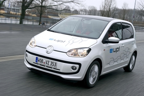 «Volkswagen e-up» sērijveida elektromobili testējis arī Bauskas novada pašvaldības izpilddirektors Jānis Kalinka.
Autors:  no autonews.lv