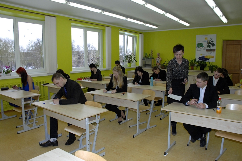 Uzvaras vidusskolā angļu valodas eksāmenu kārto Uzvaras vidusskolas un Mežotnes internātvidusskolas 12. klašu audzēkņi. 
Autors: Ivars Bogdanovs