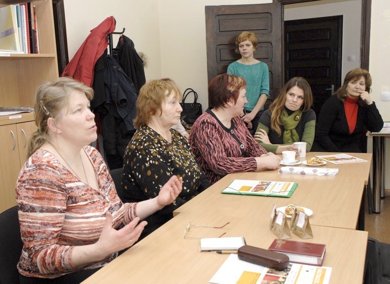 Bauskas novada pieredzējušas mājražotājas dalījās savā profesionālajā pieredzē ar vietējiem Rundāles novada iedzīvotājiem. 
Autors: Foto – Ivars Bogdanovs