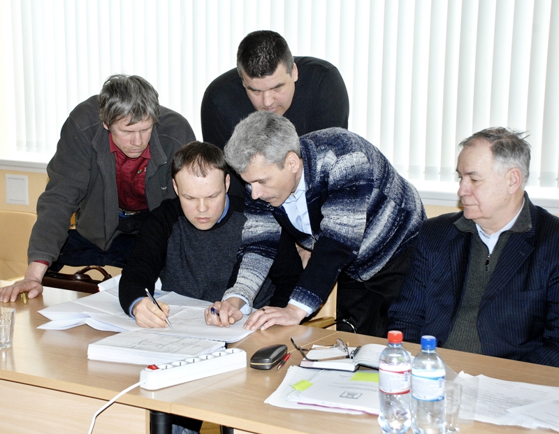 Tilta pār Mūsu būvdarbu plānošanas sapulcē dažbrīd izvērtās spraigas diskusijas, problēmas izvērtējot, tika pētīti plāni, projekti. 
Autors: Ivars Bogdanovs