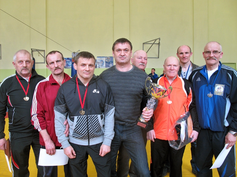 Daļa no Bauskas brīvās cīņas veterānu komandas: Alfons Traškēvics (no kreisās), Mihails Jepiševs, Aleksejs Kostirevs, Igors Slakters, Vladimirs Iļjins, Anatolijs Abramovs, Aleksandrs Galkins un Andris Kāposts.
Autors: no I. Slaktera albuma