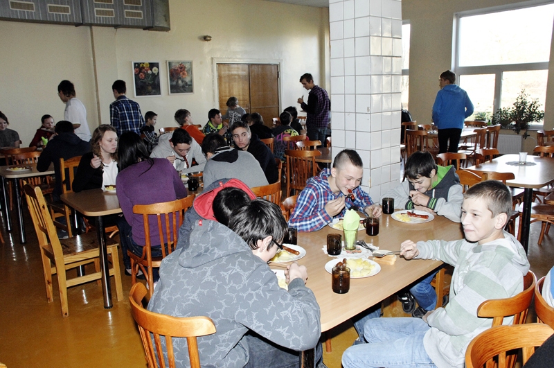 Vietējie piena produkti un dārzeņi uz bērnudārzu un skolu galdiem nokļūst tā dēvēto īso pārtikas piegādes ķēžu tīklā, kas jāveido katrā novadā un reģionā.
Autors: Foto no «Bauskas Dzīves» arhīva.