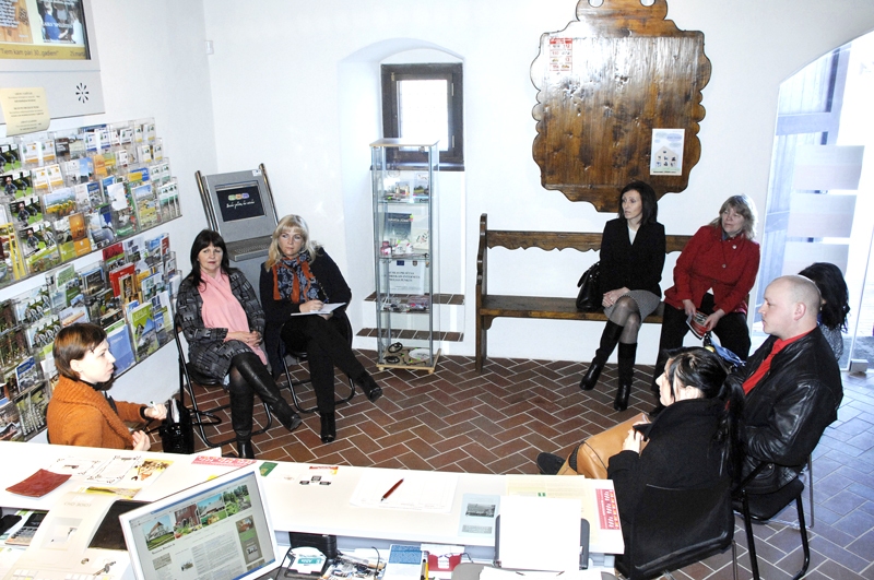 Bauskas novada ēdināšanas uzņēmumu pārstāvji un tūrisma speciālisti otrdien TIC telpās sprieda par Bauskas īpašā ēdiena tapšanu.
Autors: Ivars Bogdanovs