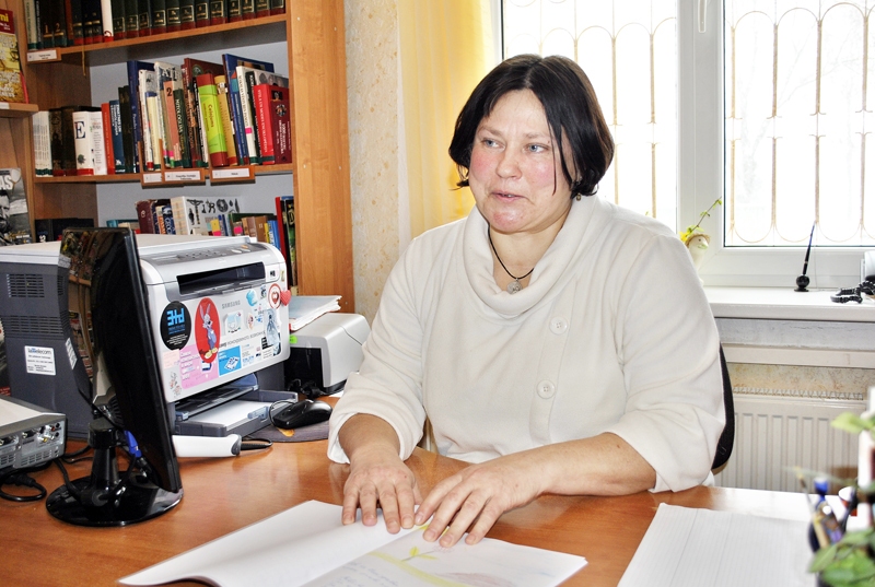 Vecsaules pagasta vecāko iedzīvotāju atmiņas iemūžina bibliotēkas vadītāja Agrita Hatkeviča (attēlā) un Rasma Maldute.
Autors: Māris Krūmiņš