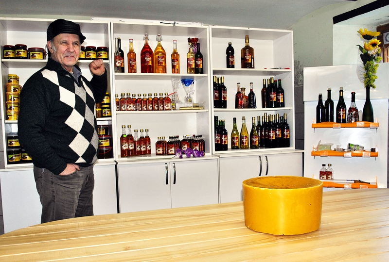 Nikolajs UrbānS, «Birzemnieku» mājas saimnieks, izrāda savas bišu dravas produkciju.
Autors: Foto – Māris Krūmiņš