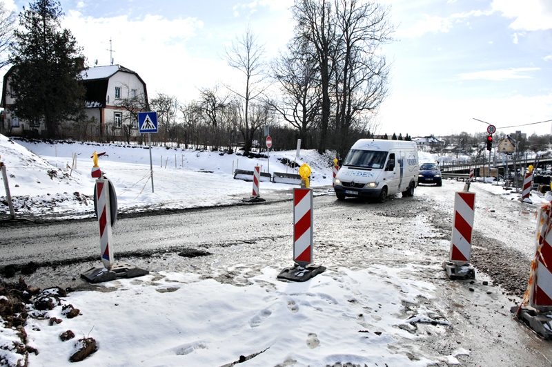 Mūsas tilta izbūves laikā transports, kas pa pagaidu tiltu iebrauc Bauskā, tiks novirzīts uz Pilskalna ielu. 
Autors: Foto – Ivars Bogdanovs