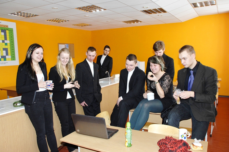 Uzvaras vidusskolas 12. klases skolēni nokārtojuši angļu valodas eksāmena pirmo daļu. Starpbrīdī jaunieši iedzer tēju, nobauda našķus, atslodzei skatās «Simpsonus» angļu valodā.
Autors: Ivars Bogdanovs