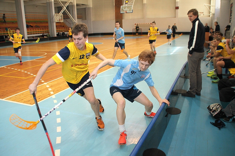 Rūdolfs Vilcāns (91. numurs) cīnās par bumbiņu.
Autors: Uldis Varnevičs