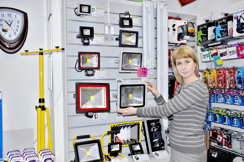 Taiga Brokāne stāsta, ka pircēji izvēlas ne tikai parastās lampas, bet arī LED prožektorus.
Autors: Foto – Ivars Bogdanovs