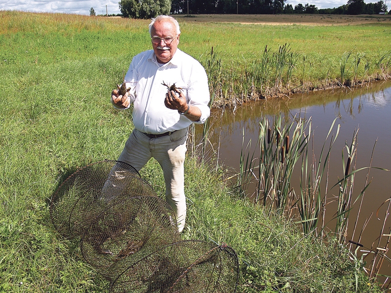 Jānis Bite pie sava dīķa.
Autors: no «Bauskas Dzīves» arhīva