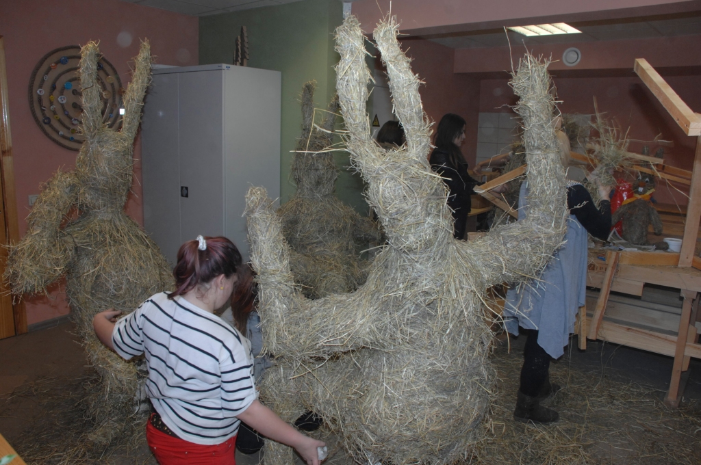 Bauskas bērnu un jauniešu centrā top dekori, ko Lieldienās varēs skatīt pilsētas laukumos un parkos. 
Autors: Ivars Bogdanovs