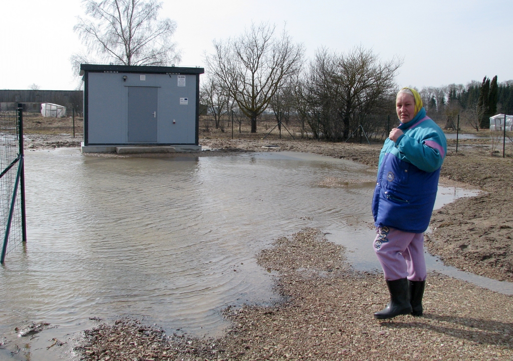 Edīte Pastva, Codes pagasta Guntu ciema iedzīvotāja, rādot uz lielo lāmu, skaidro:  «Kad noskries pavasara palu ūdeņi, strādnieki labiekārtos apkārtni, tad skats būs pavisam cits.»

Autors: Vilnis Auzāns