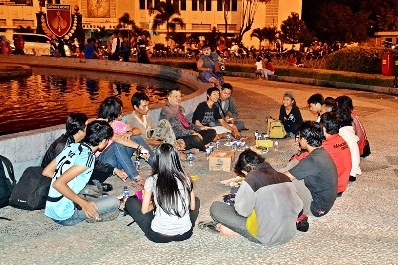 Vakarā jaunieši sanāk kopā un malko... ūdeni.
Autors: Foto – Kristaps Ābelnieks