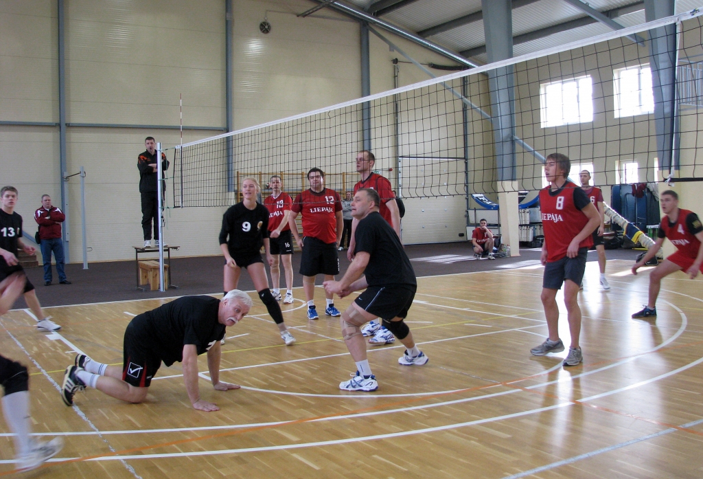 Kurzemes komanda (labajā pusē) jau pirmajā turnīra spēlē demonstrēja apbrīnojami labu sniegumu. 
Autors: Vilnis Auzāns