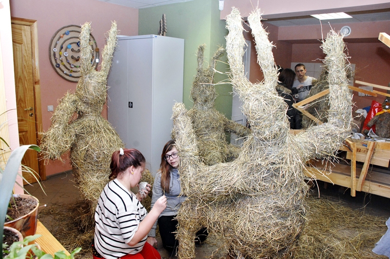 Bauskas bērnu un jauniešu centrā marta vidū tapa dekori, ko Lieldienās varēs skatīt pilsētas laukumos un parkos. 
Autors: Ivars Bogdanovs