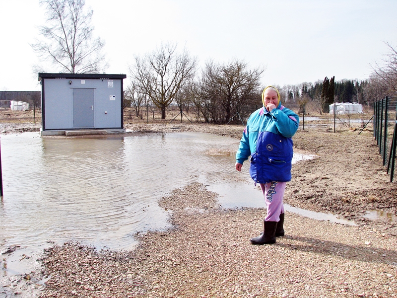 Edīte Pastva, Codes pagasta Guntu ciema iedzīvotāja, rādot uz lielo lāmu, skaidro:  «Kad noskries pavasara palu ūdeņi, strādnieki labiekārtos apkārtni, tad skats būs pavisam cits.» 
Autors: Vilnis Auzāns