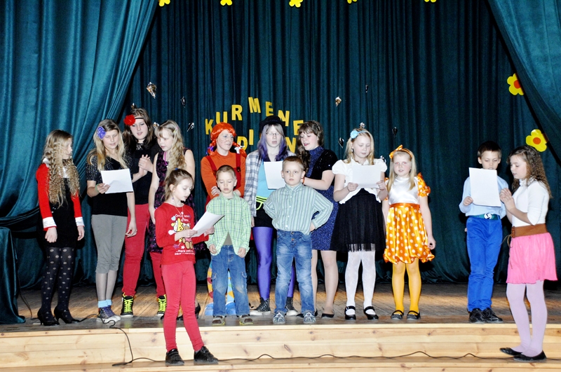 KONKURSANTI un pasākuma vadītāja Pepija Garzeķe (Vineta Andrejeva) sarīkojuma beigās vienojās kopīgā dziesmā «Tikai tā» (mūzikas autors Uldis Marhilēvičs, vārdi – Guntars Račs).
Autors: Ivars Bogdanovs