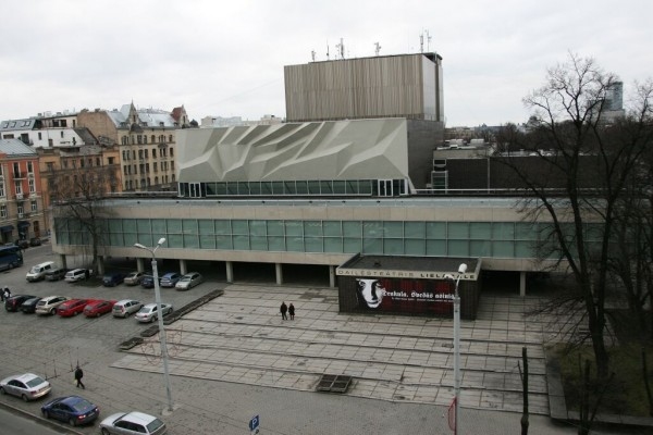 Dailes teātra priekšā vairs nedrīkstēs novietot automobiļus.
Autors: no nra.lv