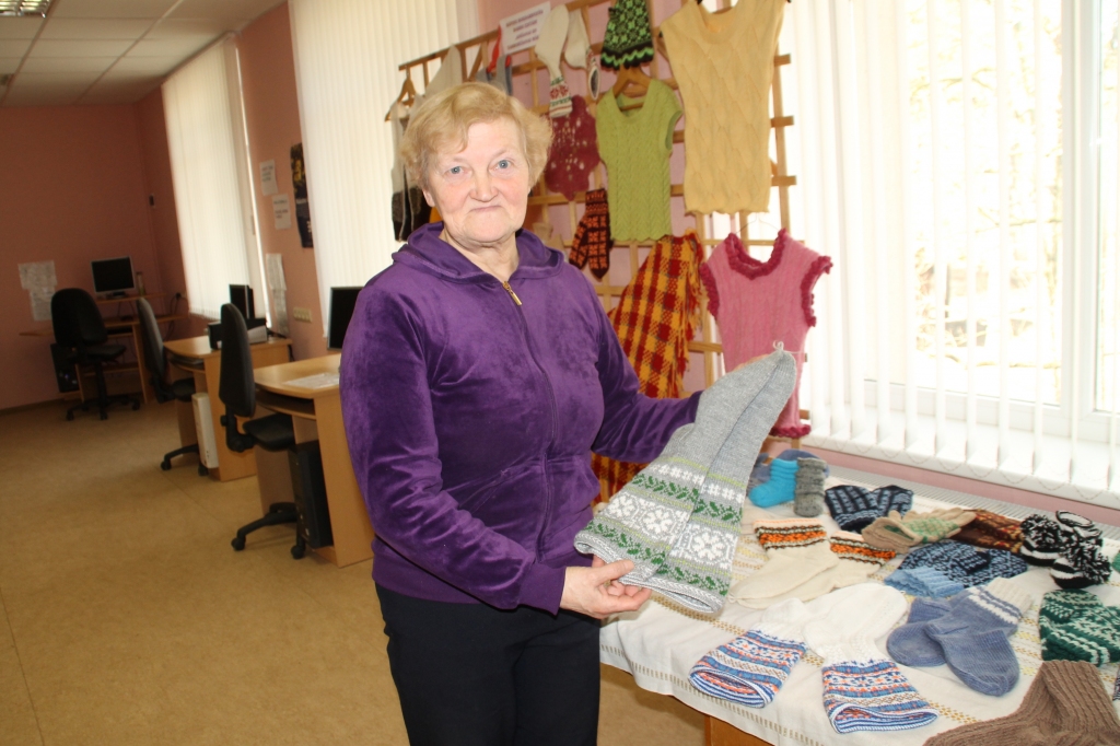 Edīte Segliņa teic, ka vienādus cimdu pārus adīt nepatīkot.
Autors: Uldis Varnevičs