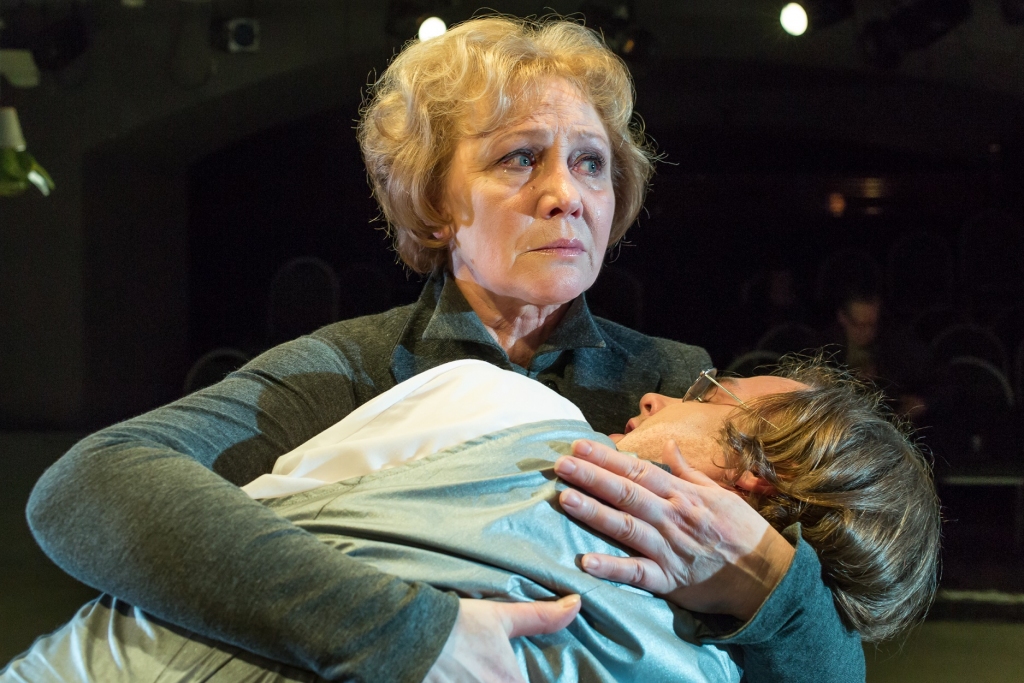 Lāsma Kugrēna mātes lomā H. Ibsena drāmā «Spoki». 
Autors: Publicitātes foto.