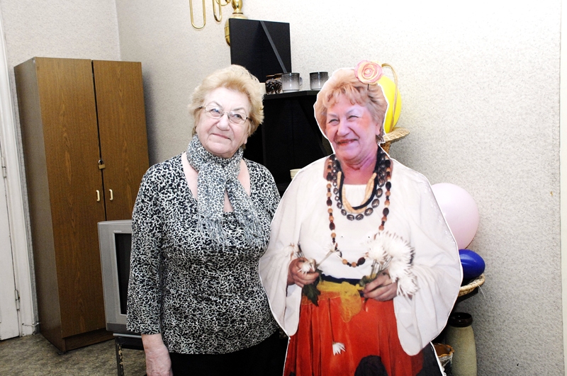 Nora Trasūne jubilejas koncertu baudīja kopā ar «dvīņumāsu», kas izgatavota no kartona. 
Autors: Ivars Bogdanovs