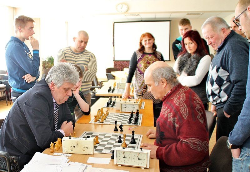 Duelis. Aivara Eža (pie galdiņa no kreisās) un Normunda Zalgaucka spēle saistīja skatītāju uzmanību. 
Autors: Uldis Varnevičs